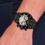 Μοντέλο φορά το ανδρικό ρολόι Tommy Hilfiger Legend 1710706 με μαύρο ατσάλινο μπρασελε