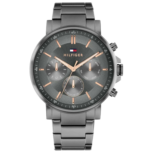 Ανδρικό ρολόι Tommy Hilfiger Tyson 1710711 με ανθρακί ατσάλινο μπρασελέ, ανθρακί καντράν 44mm και quartz μηχανισμό με ένδειξη ημέρας, ημερομηνίας και διπλής ώρας.