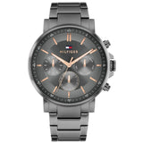 Ανδρικό ρολόι Tommy Hilfiger Tyson 1710711 με ανθρακί ατσάλινο μπρασελέ, ανθρακί καντράν 44mm και quartz μηχανισμό με ένδειξη ημέρας, ημερομηνίας και διπλής ώρας.