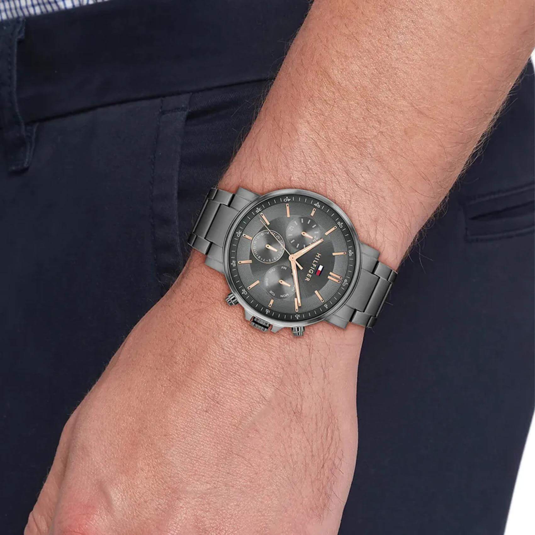 Μοντέλο φορά το ανδρικό ρολόι Tommy Hilfiger Tyson 1710711 με ανθρακί ατσάλινο μπρασελέ