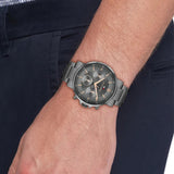 Μοντέλο φορά το ανδρικό ρολόι Tommy Hilfiger Tyson 1710711 με ανθρακί ατσάλινο μπρασελέ