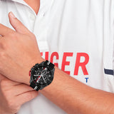 Ανδρικό ρολόι Tommy Hilfiger 1792168 χρονογράφος με μαύρο καουτσούκ λουράκι και μαύρο καντράν 46mm, φορεμένο.