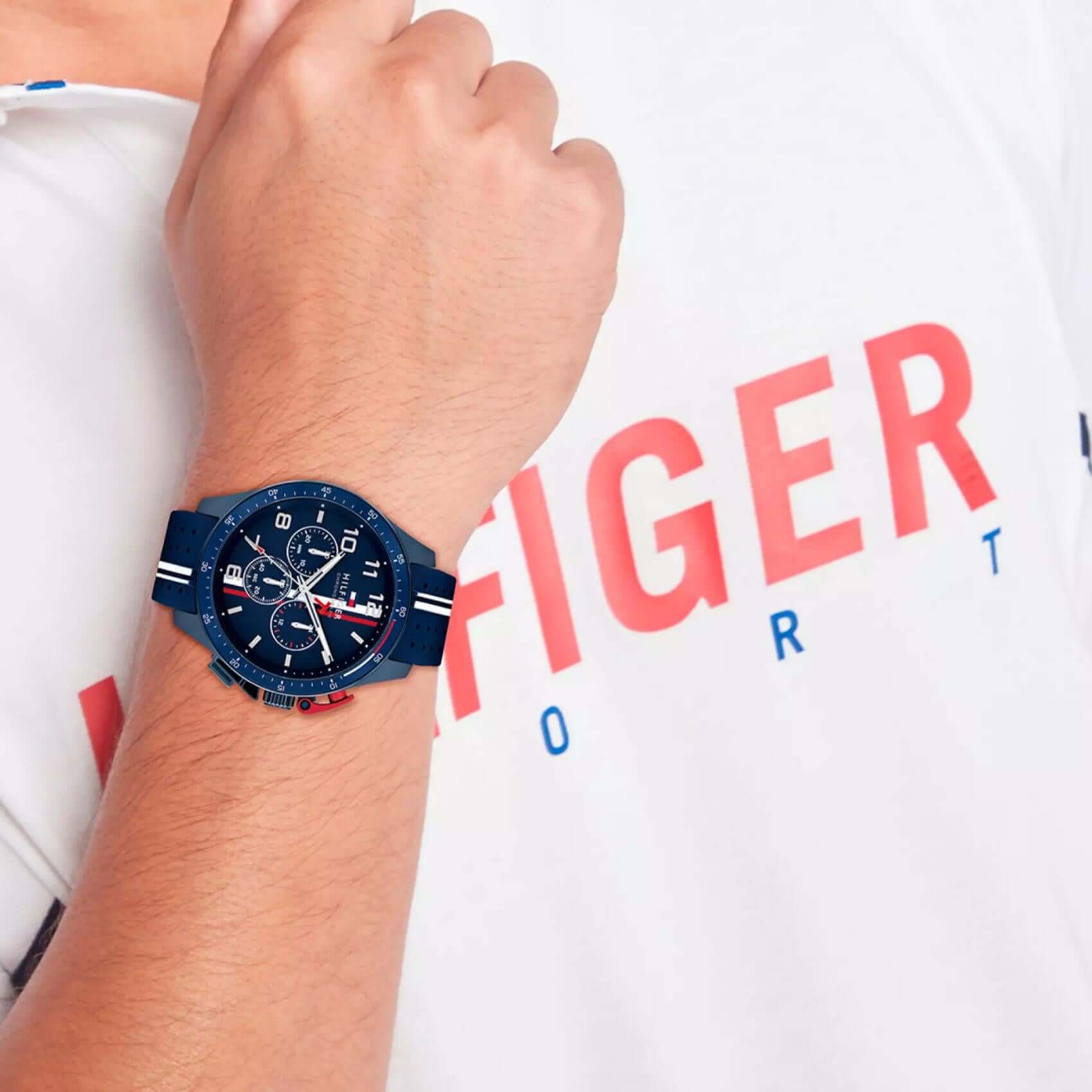 Ανδρικό ρολόι Tommy Hilfiger 1792169 χρονογράφος με μπλε καουτσούκ λουράκι και μπλε καντράν 46mm, φορεμένο.