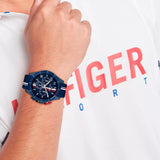 Ανδρικό ρολόι Tommy Hilfiger 1792169 χρονογράφος με μπλε καουτσούκ λουράκι και μπλε καντράν 46mm, φορεμένο.