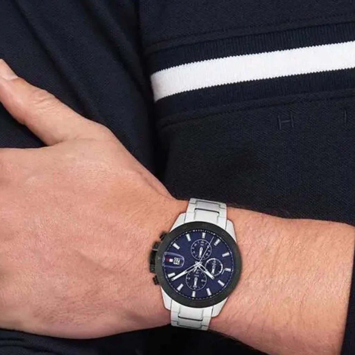 Μοντέλο φορά το ανδρικό ρολόι Tommy Hilfiger Jameson 1792198 χρονογράφος με μπλε καντράν