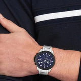 Μοντέλο φορά το ανδρικό ρολόι Tommy Hilfiger Jameson 1792198 χρονογράφος με μπλε καντράν