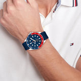 Μοντέλο φορά το ανδρικό ρολόι Tommy Hilfiger Oceanic 1792200 με μπλε λουράκι σιλικόνης