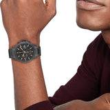 Μοντέλο φορά το ανδρικό ρολόι Tommy Hilfiger Jameson 1792218 με μαύρο ατσάλινο μπρασελέ.