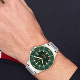 Μοντέλο φορά το ανδρικό ρολόι Tommy Hilfiger Remy 1792230 με ασημί μπρασελέ και πράσινο καντράν