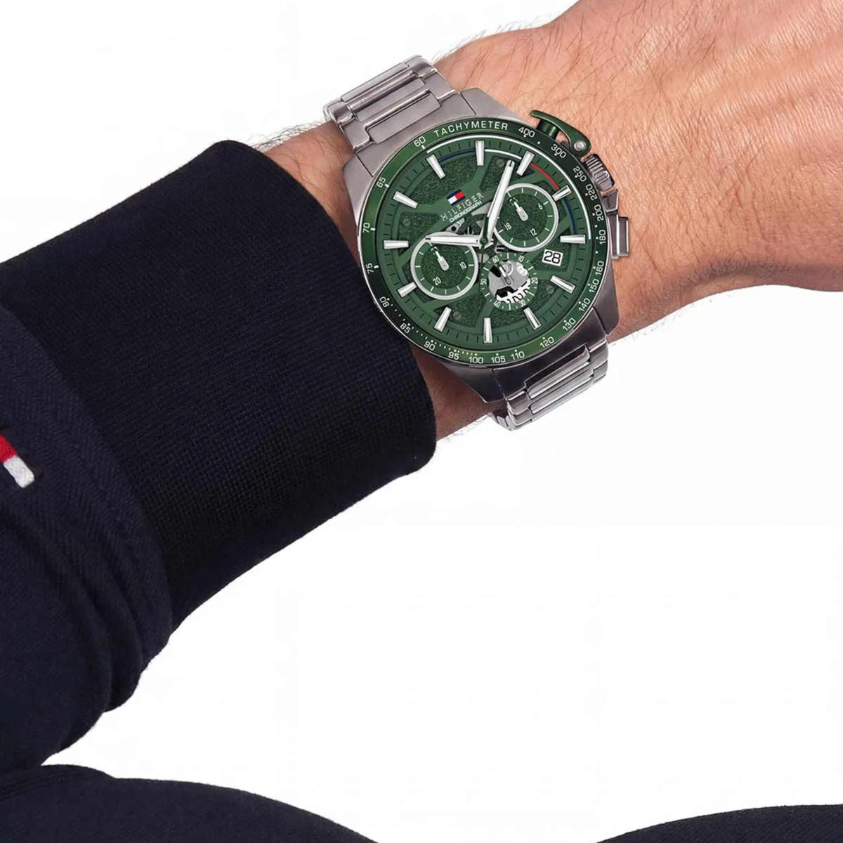 Ανδρικό ρολόι Tommy Hilfiger Bank 1792293 με ασημί μπρασελέ και πράσινο καντράν φορεμένο στον καρπό