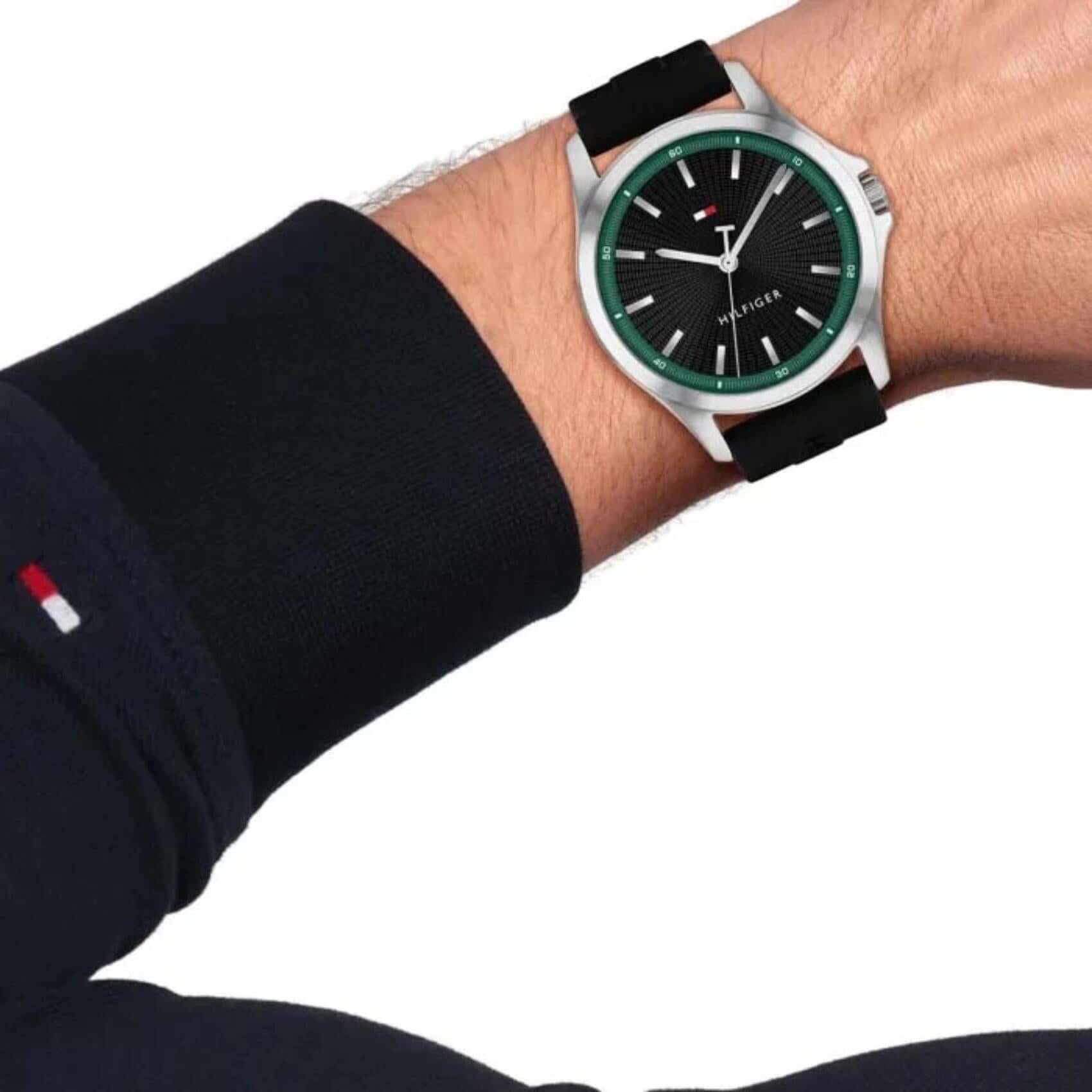 Ανδρικό ρολόι Tommy Hilfiger Bruce 1710739 φορεμένο στον καρπό με μαύρο λουράκι από καουτσούκ.