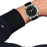 Ανδρικό ρολόι Tommy Hilfiger Bruce 1710739 φορεμένο στον καρπό με μαύρο λουράκι από καουτσούκ.