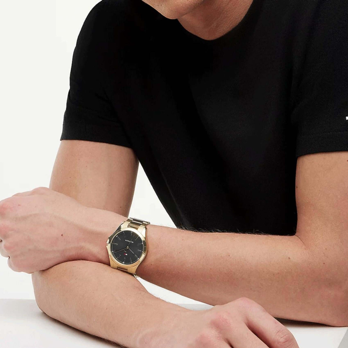 Ανδρικό ρολόι Tommy Hilfiger Bruce 1792241 φορεμένο με μπρασελέ σε χρυσό χρώμα και μαύρο καντράν 43mm.