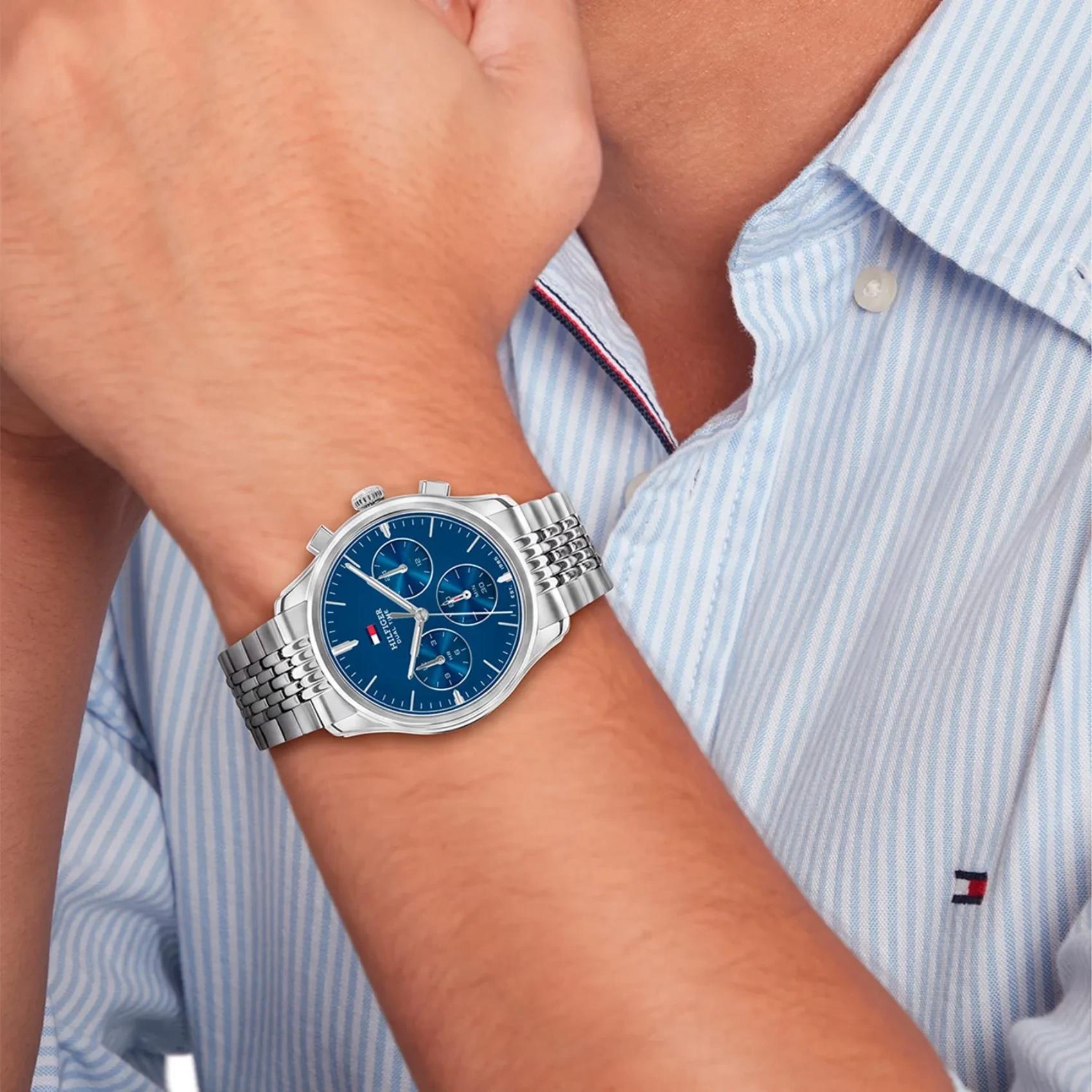 Ανδρικό ρολόι Tommy Hilfiger Empire 1710811 με ασημί μπρασελέ και μπλε καντράν φορεμένο στον καρπό