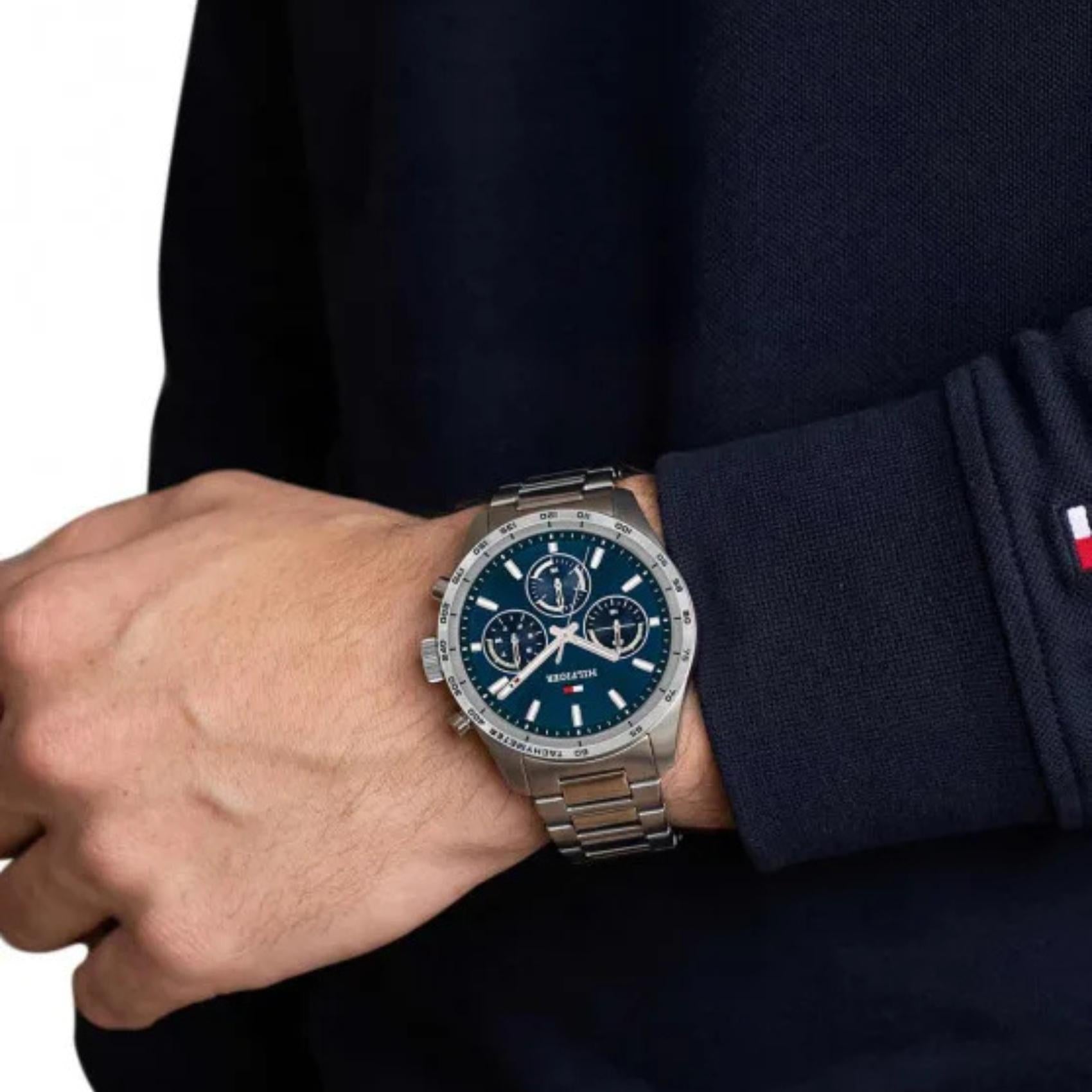 Ανδρικό ρολόι Tommy Hilfiger Hampton 1792278 με ασημί μπρασελέ και μπλε καντράν φορεμένο στον καρπό
