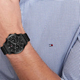 Ανδρικό ρολόι Tommy Hilfiger Henry 1710685 με μαύρο ατσάλινο μπρασελέ και μαύρο καντράν 43mm, φορεμένο.