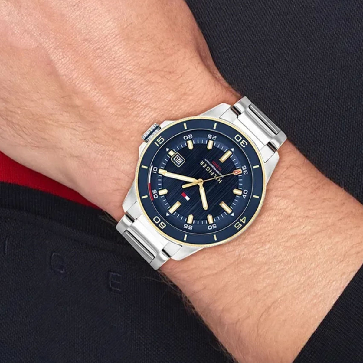 Ανδρικό ρολόι Tommy Hilfiger Remy 1792229 με ασημί μπρασελέ και μπλε καντράν φορεμένο στον καρπό