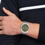 Ανδρικό ρολόι Tommy Hilfiger 1792197 με ασημί ατσάλινο μπρασελέ και πράσινο καντράν διαμέτρου 43mm, φορεμένο.