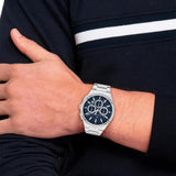 Ανδρικό ρολόι Tommy Hilfiger Sam 1792253 φορεμένο στον καρπό με ασημί μπρασελέ από ανοξείδωτο ατσάλι.