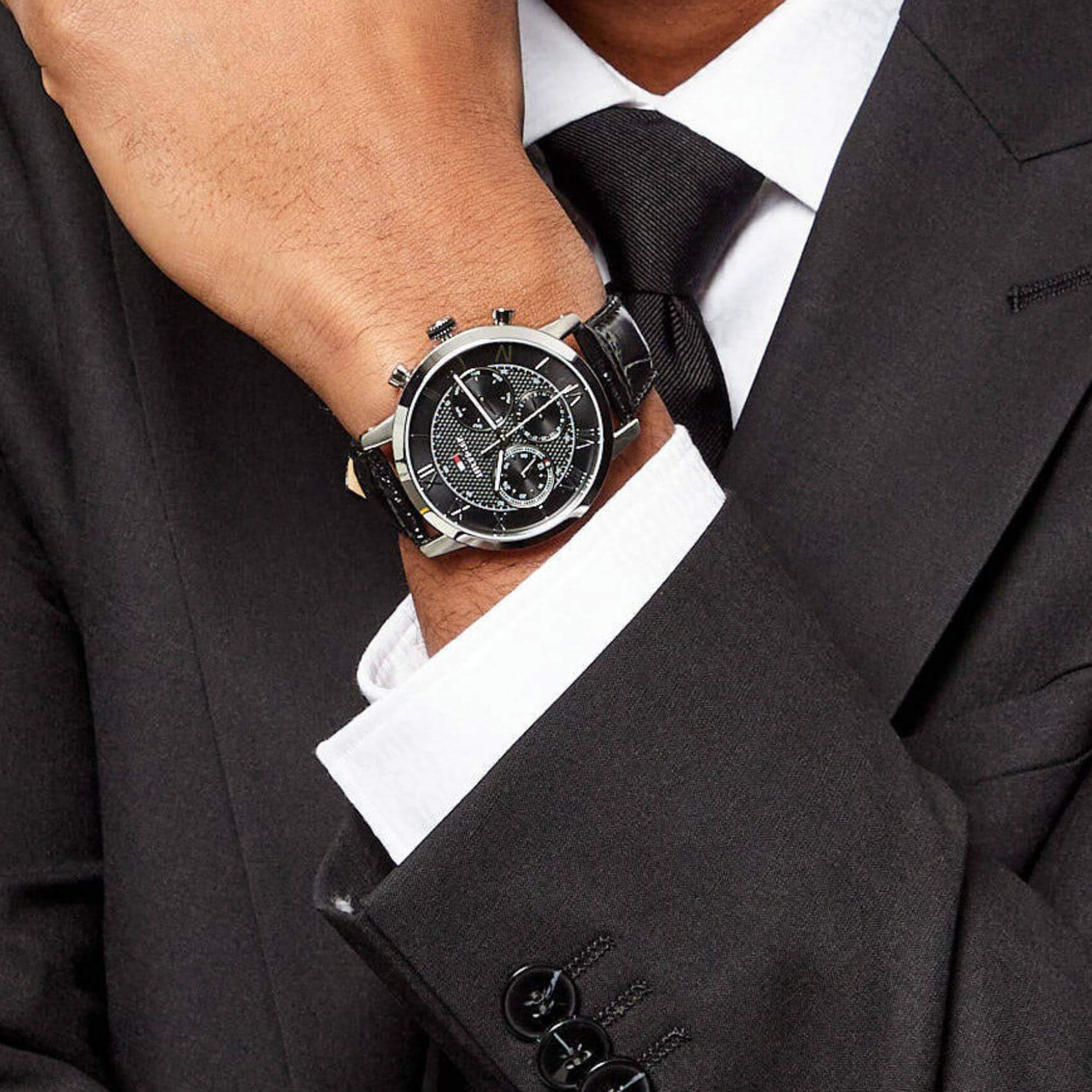 Ανδρικό ρολόι Tommy Hilfiger TH-Oxford 1710725 φορεμένο στον καρπό με μαύρο δερμάτινο λουράκι.