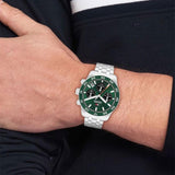 Φωτογραφία του ανδρικού ρολογιού Tommy Hilfiger TH85 1792214 φορεμένο σε μοντέλο, αναδεικνύοντας το ασημί μπρασελέ και το πράσινο καντράν.