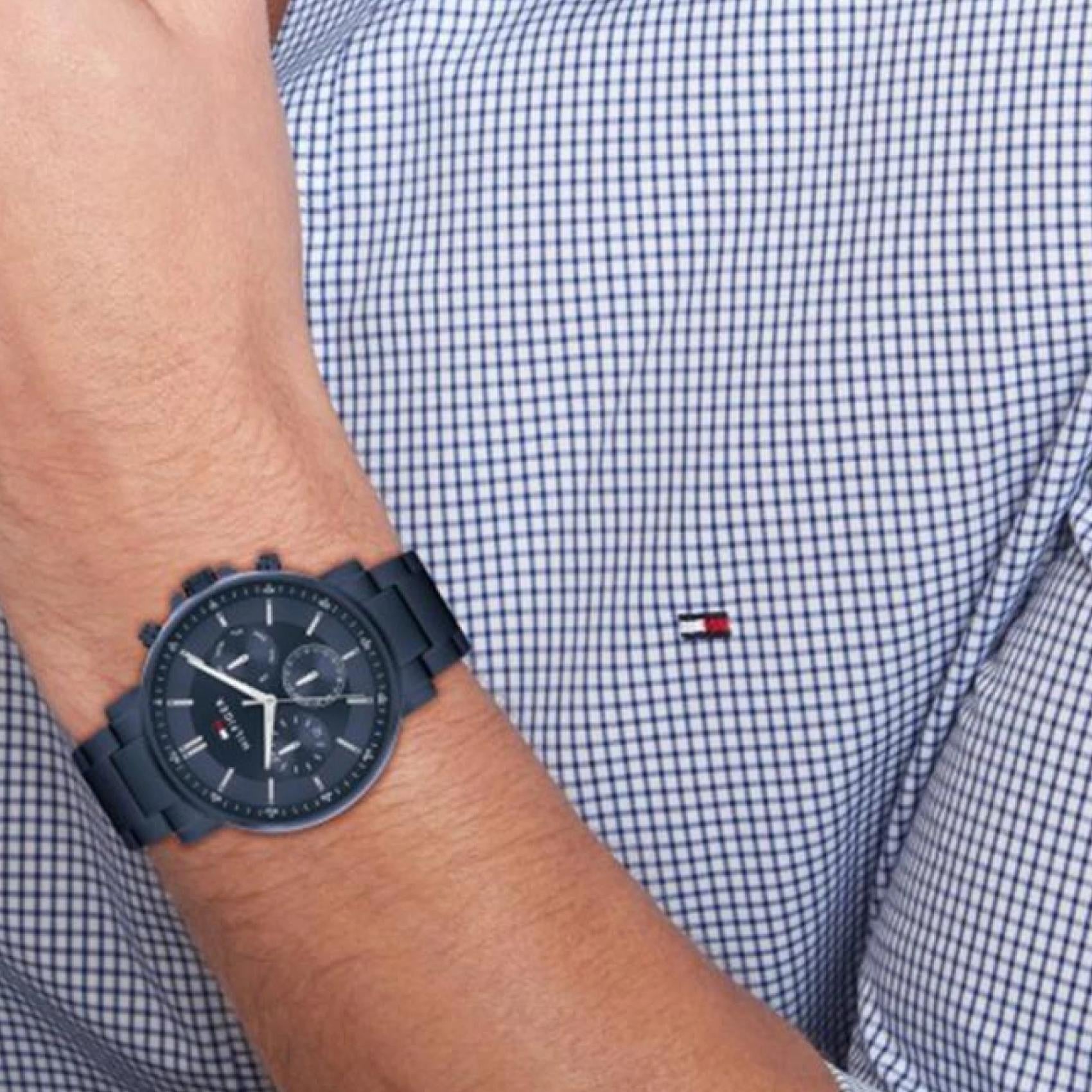 Ανδρικό ρολόι Tommy Hilfiger Tyson 1710705 με μπλε μπρασελέ και μπλε καντράν φορεμένο στον καρπό