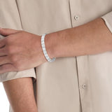 Μοντέλο φορά το ανδρικό ατσάλινο βραχιόλι Calvin Klein 35000488 σε ασημί χρώμα