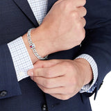 Μοντέλο φορά την ανδρική χειροπέδα Tommy Hilfiger 2790645 από ασημί ανοξείδωτο ατσάλι