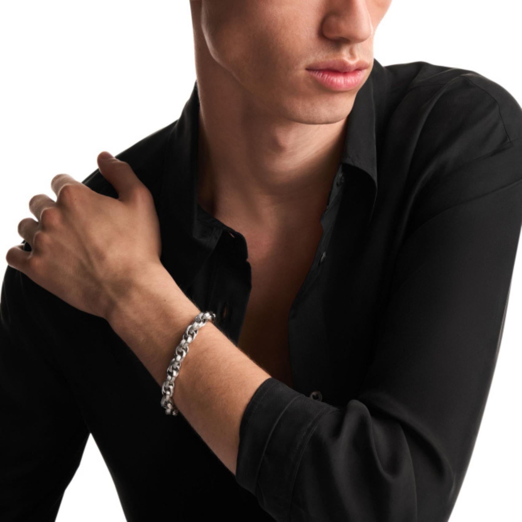 Ανδρικό βραχιόλι αλυσίδα Emporio Armani Iconic Trend EGS3377040 φορεμένο στον καρπό σε ασημί χρώμα με κρίκους