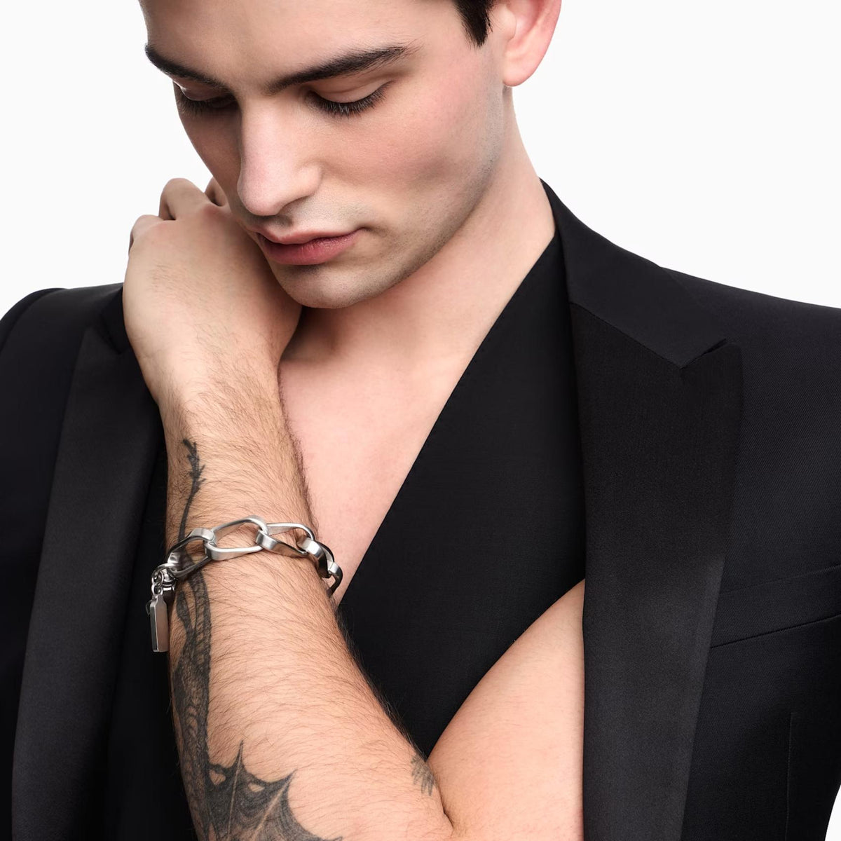 Ανδρικό βραχιόλι αλυσίδα Emporio Armani Trend EGS3302040 φορεμένο στον καρπό σε ασημί χρώμα με χοντρούς κρίκους