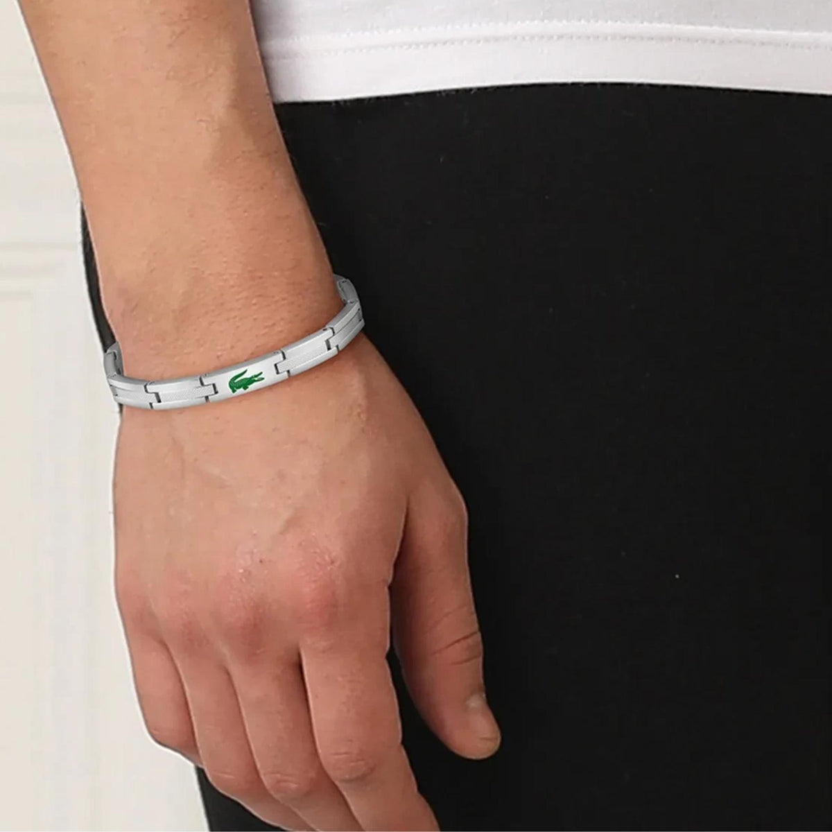 Ανδρικό βραχιόλι Lacoste Stencil 2040625 φορεμένο σε ασημί χρώμα από ανοξείδωτο ατσάλι
