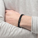 Ανδρικό βραχιόλι Boss 1580337S φορεμένο στον καρπό, δερμάτινο σε μαύρο χρώμα.