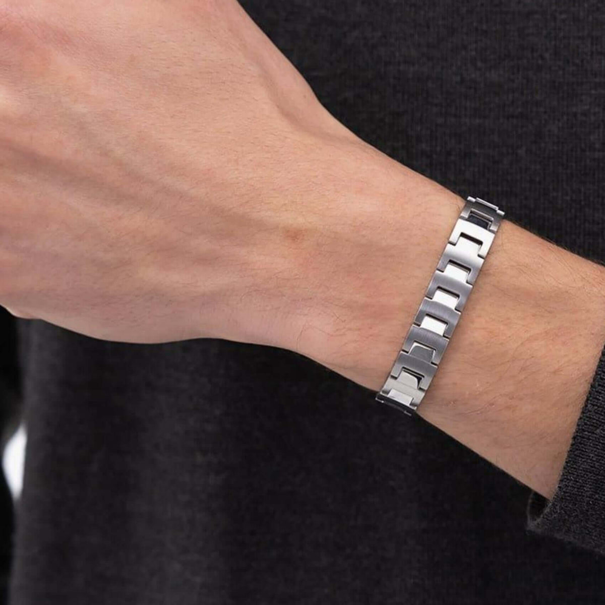 Ανδρικό βραχιόλι Boss 1580751 φορεμένο στον καρπό, χειροπέδα από ανοξείδωτο ατσάλι σε ασημί χρώμα.