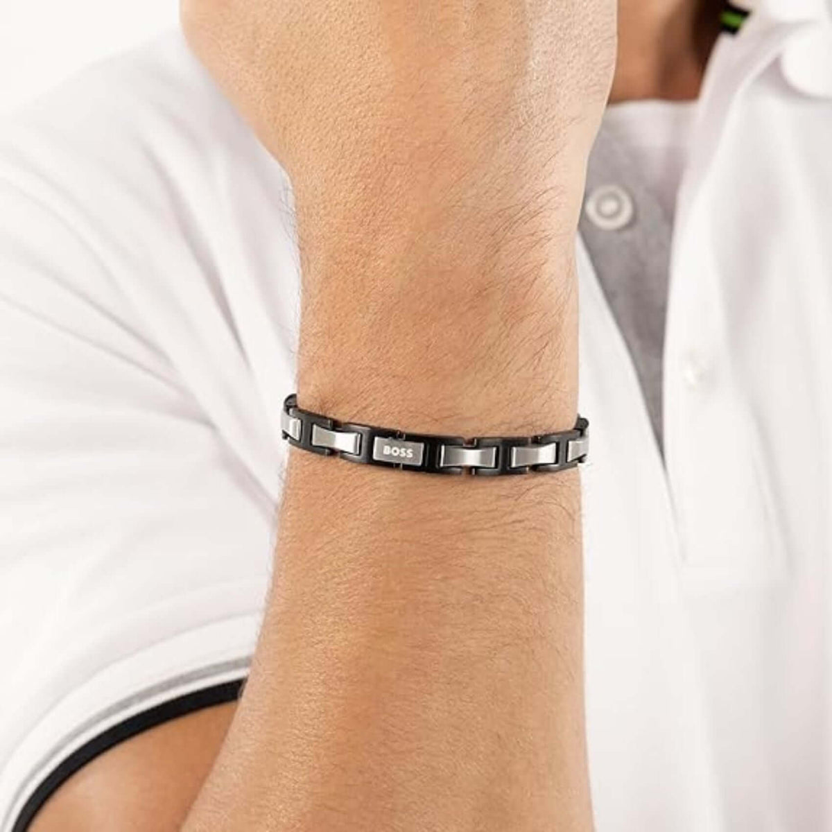 Ανδρικό βραχιόλι Boss 1580794 φορεμένο με μπρασελέ σε ασημί και μαύρο χρώμα από ανοξείδωτο ατσάλι.