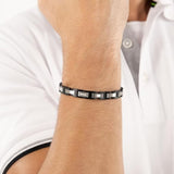 Ανδρικό βραχιόλι Boss 1580794 φορεμένο με μπρασελέ σε ασημί και μαύρο χρώμα από ανοξείδωτο ατσάλι.
