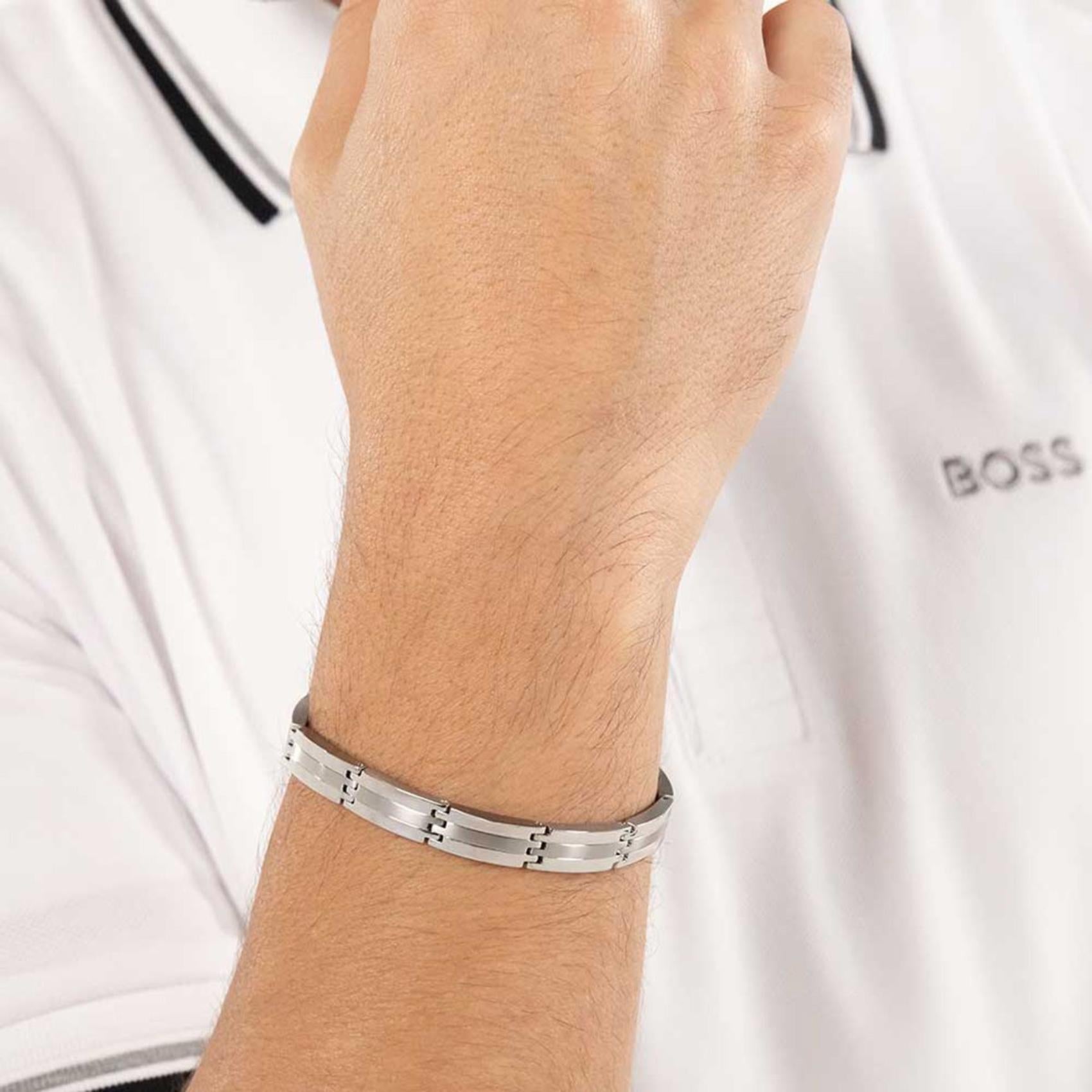 Ανδρικό βραχιόλι Boss 1580803 ασημί φορεμένο στον καρπό
