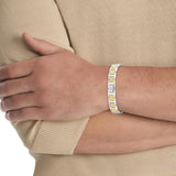 Ανδρικό βραχιόλι ταυτότητα Calvin Klein 35100009 δίχρωμο σε ασημί-χρυσό χρώμα κατασκευασμένο από χειρουργικό ατσάλι σε σχέδιο μπρασελέ, φορεμένο.