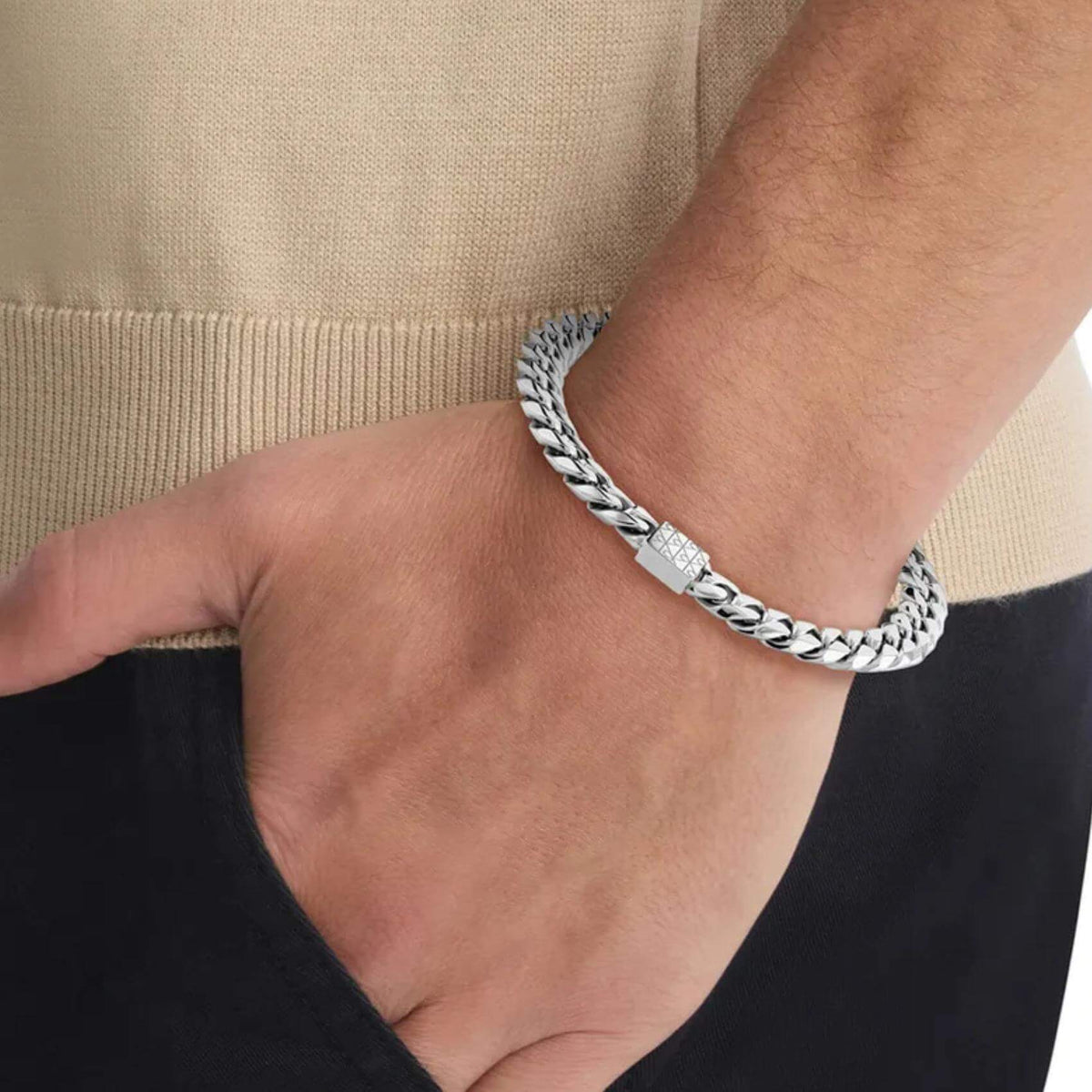 Ανδρικό βραχιόλι Calvin Klein 35100091 φορεμένο με ασημί αλυσίδα τύπου curb από ανοξείδωτο ατσάλι.