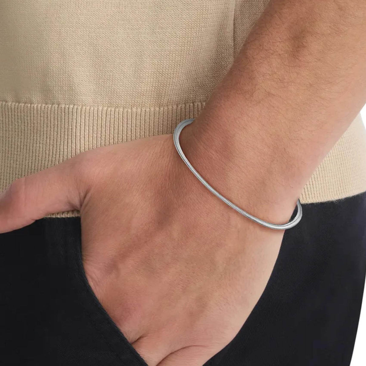 Ανδρικό βραχιόλι Calvin Klein 35100091, φορμένο με λεπτή ασημί αλυσίδα τύπου snake από ανοξείδωτο ατσάλι.