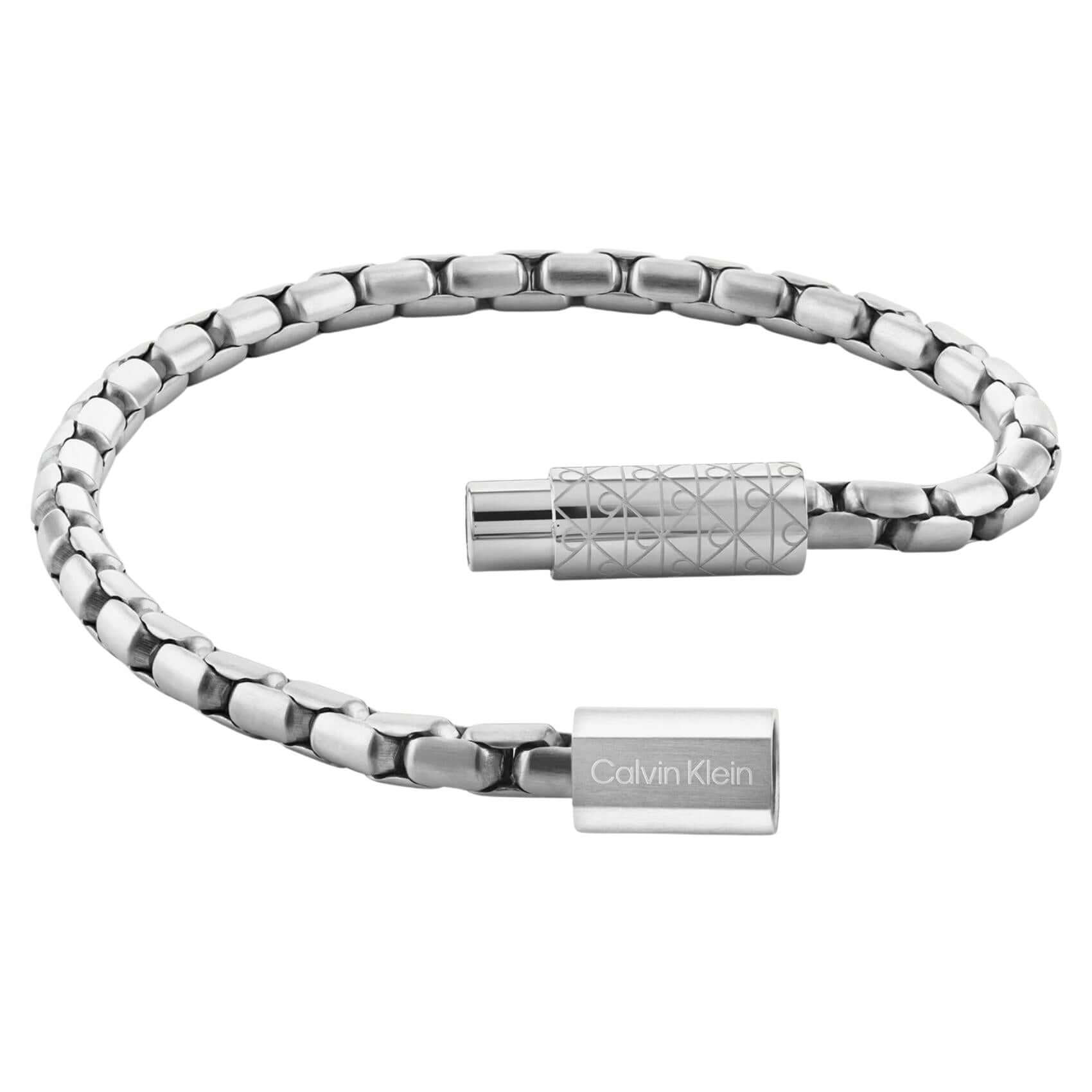 Λεπτομέρεια στο ανδρικό βραχιόλι Calvin Klein 35100094 από ατσάλι σε ασημί χρώμα.