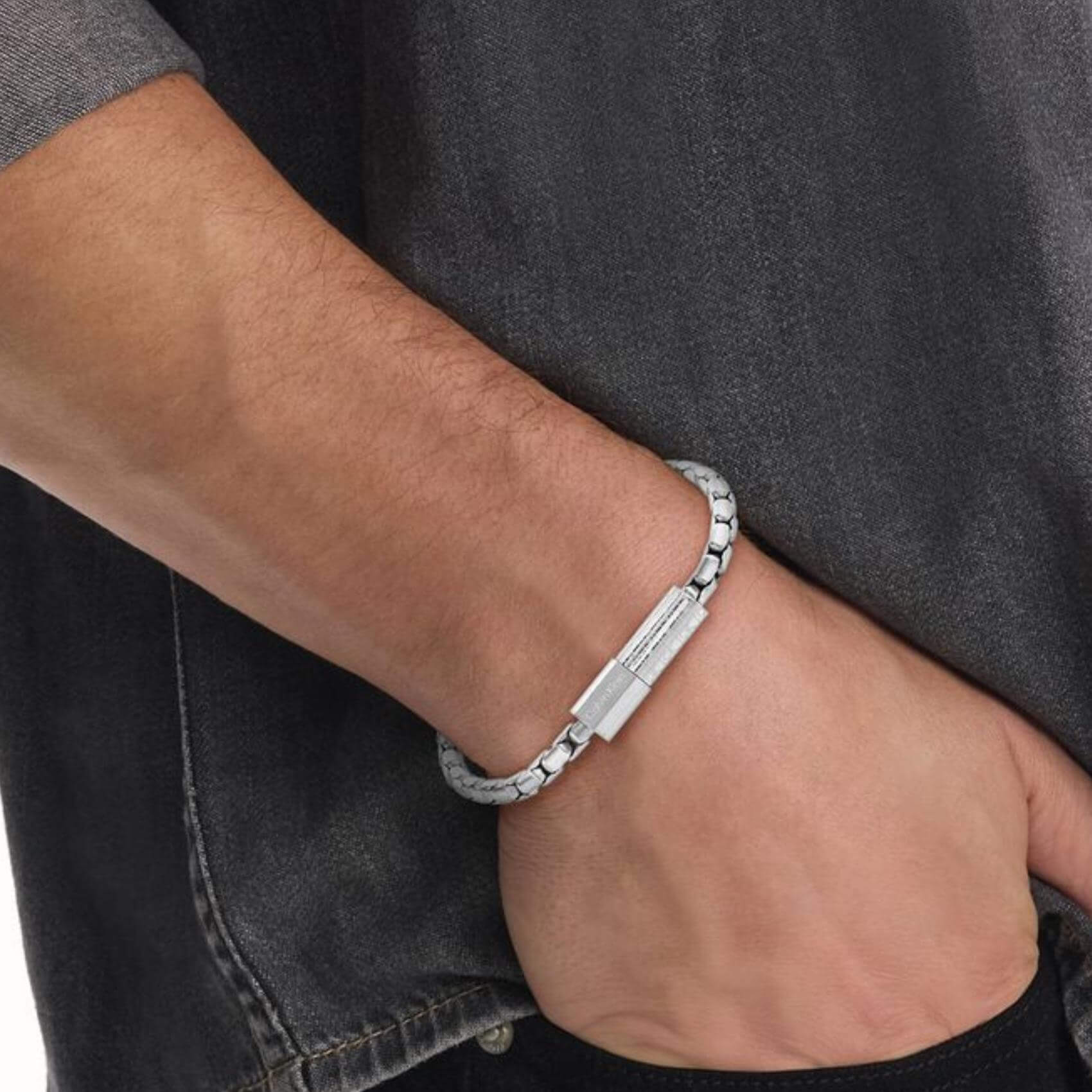 Ανδρικό βραχιόλι Calvin Klein 35100094 φορεμένο σε ασημί χρώμα από ατσάλι.