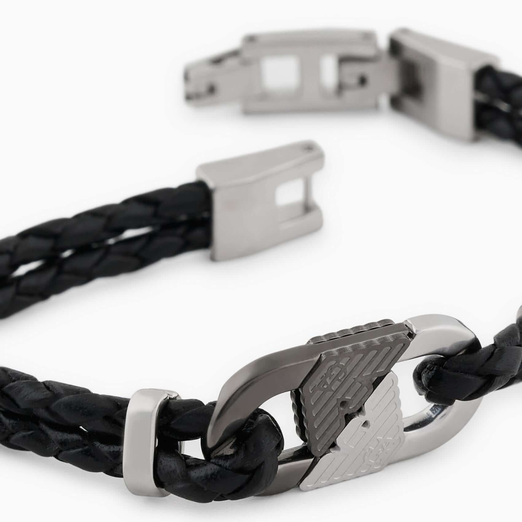 Λεπτομέρεια από το ανδρικό βραχιόλι Emporio Armani Eagle Logo EGS3171040 με μαύρο δέρμα και ατσάλινο στοιχείο σε ασημί και μαύρο χρώμα.