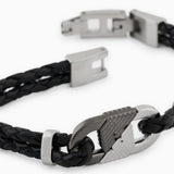Λεπτομέρεια από το ανδρικό βραχιόλι Emporio Armani Eagle Logo EGS3171040 με μαύρο δέρμα και ατσάλινο στοιχείο σε ασημί και μαύρο χρώμα.