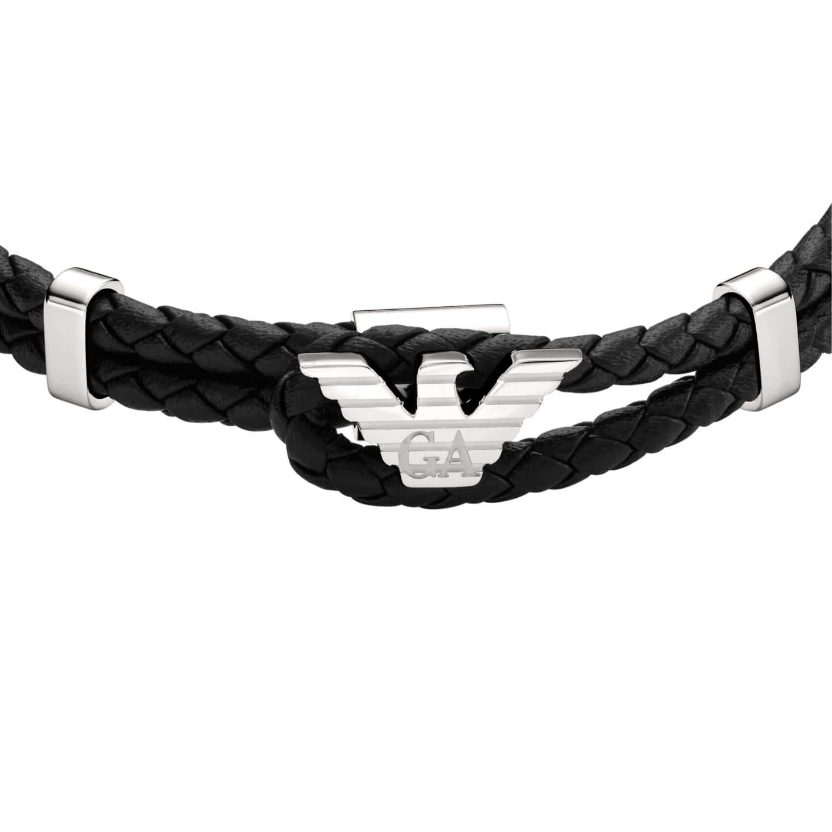 Λεπτομέρεια από το ανδρικό βραχιόλι Emporio Armani Eagle Logo EGS3237040 με μαύρο δέρμα και ασημί ατσάλινο στοιχείο.
