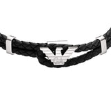 Λεπτομέρεια από το ανδρικό βραχιόλι Emporio Armani Eagle Logo EGS3237040 με μαύρο δέρμα και ασημί ατσάλινο στοιχείο.