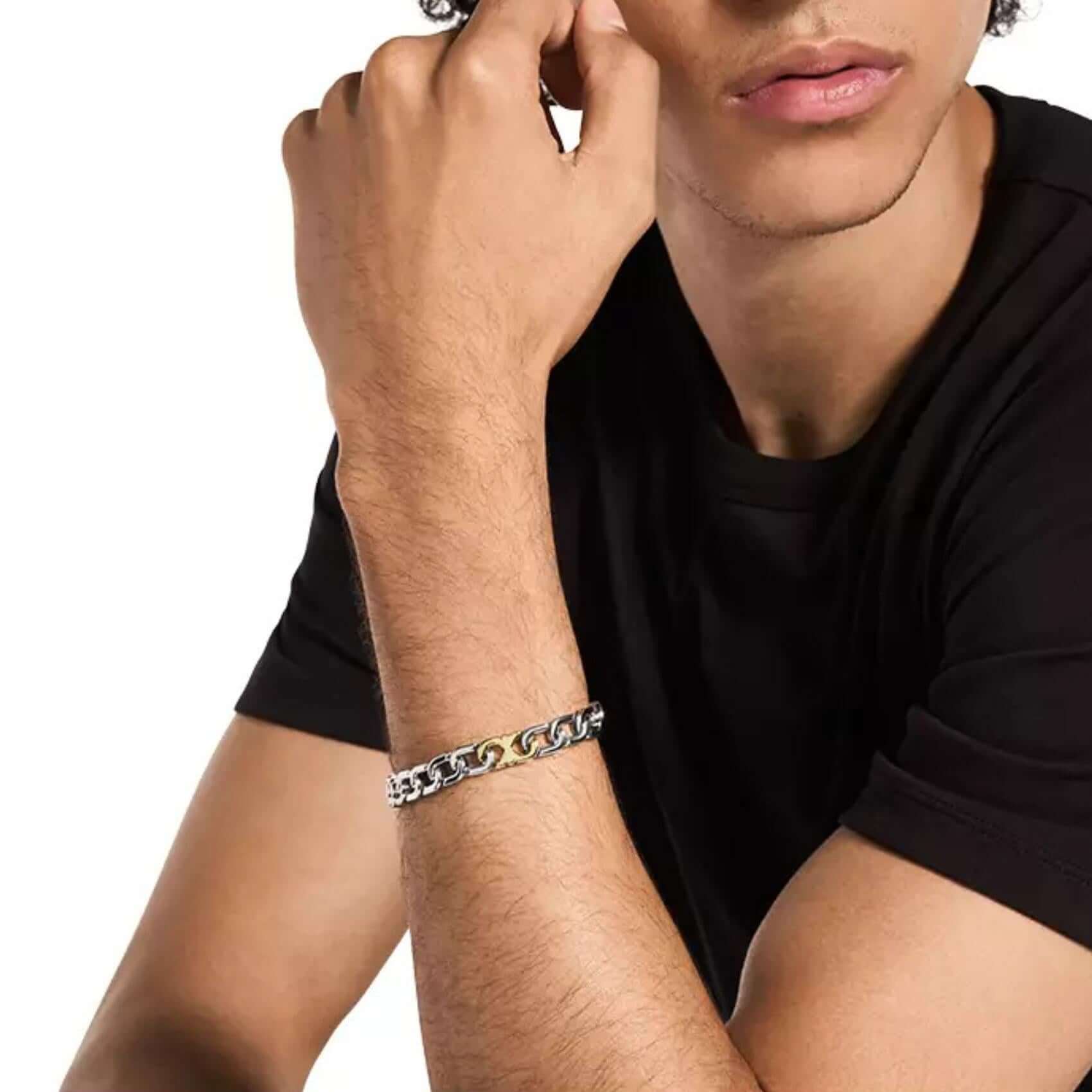 Ανδρικό βραχιόλι Emporio Armani Eagle Logo EGS3298040 φορεμένο στον καρπό, από ανοξείδωτο ατσάλι σε ασημί χρώμα με σχέδιο αλυσίδας.