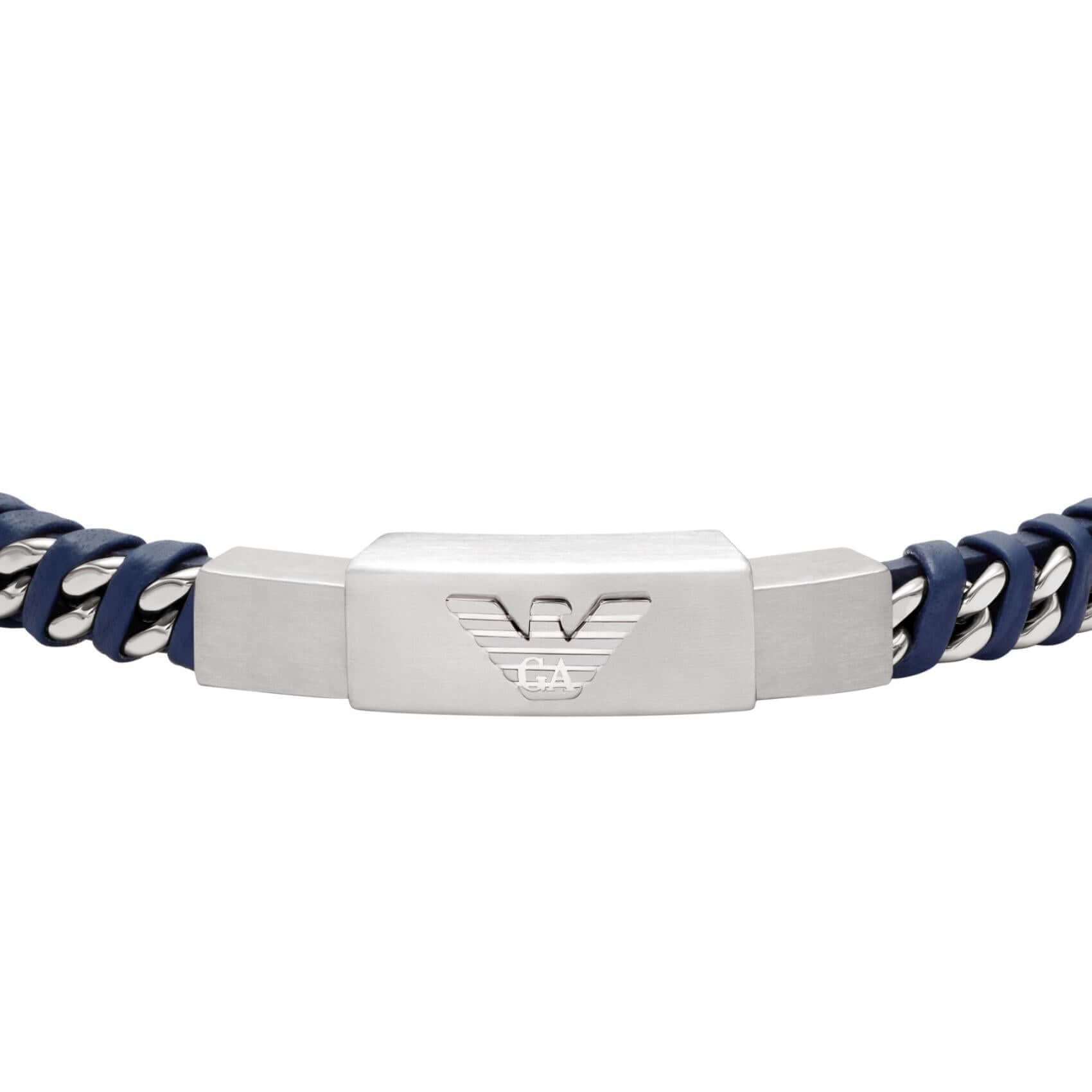 Λεπτομέρεια από το ανδρικό βραχιόλι Emporio Armani Eagle Logo EGS3319040 με μοτίφ ταυτότητα από ασημί ανοξείδωτο ατσάλι και μπλε πλεκτό δερμάτινο λουράκι.