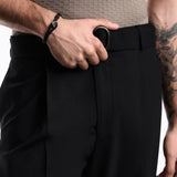Ανδρικό βραχιόλι Emporio Armani Eagle Logo EGS3322060 φορεμένο στον καρπό, με μαύρο δερμάτινο λουράκι και ανθρακί μοτίφ λογότυπο.