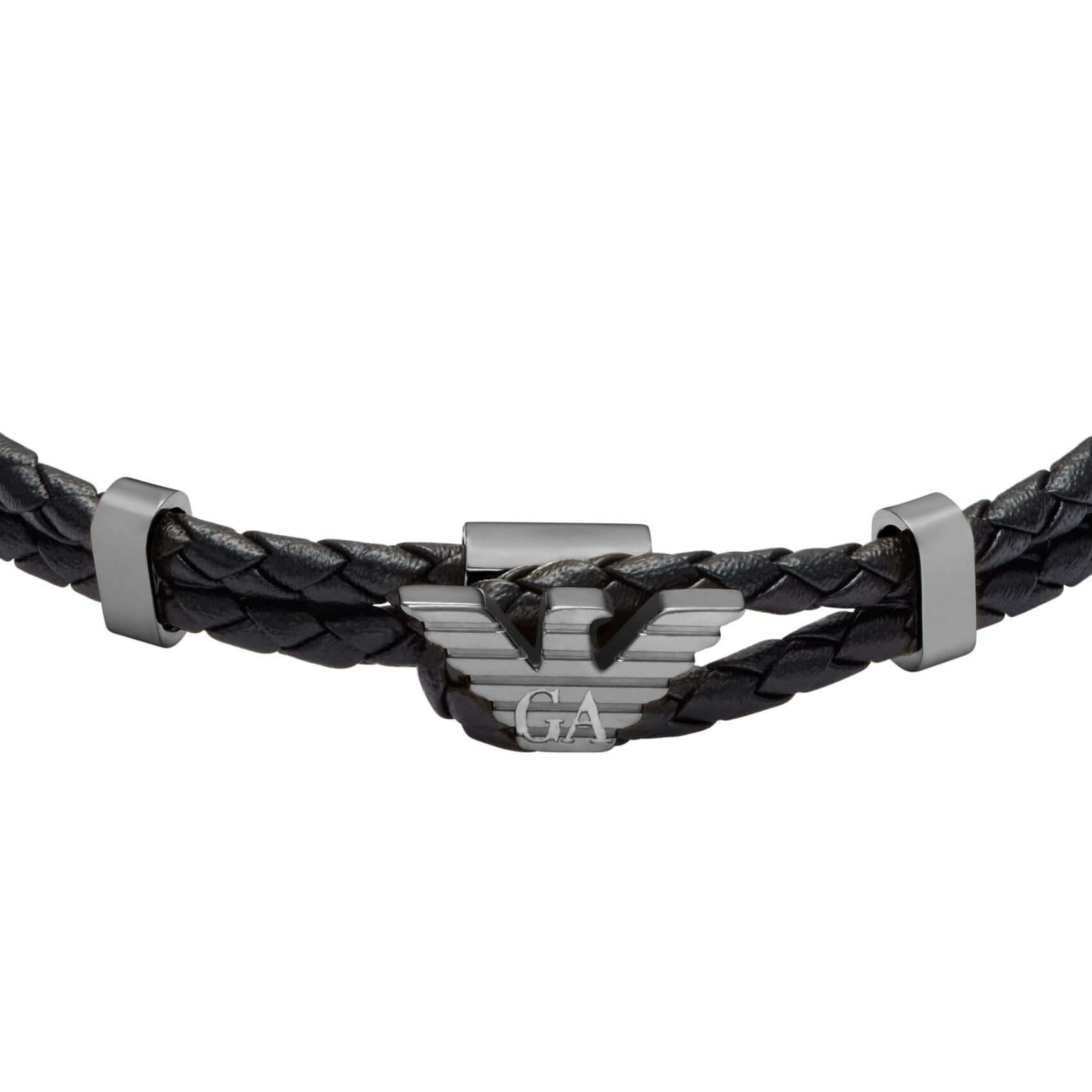 Λεπτομέρεια από το ανδρικό βραχιόλι Emporio Armani Eagle Logo EGS3322060 με μαύρο δερμάτινο λουράκι και ανθρακί στοιχείο λογότυπου.