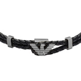 Λεπτομέρεια από το ανδρικό βραχιόλι Emporio Armani Eagle Logo EGS3322060 με μαύρο δερμάτινο λουράκι και ανθρακί στοιχείο λογότυπου.